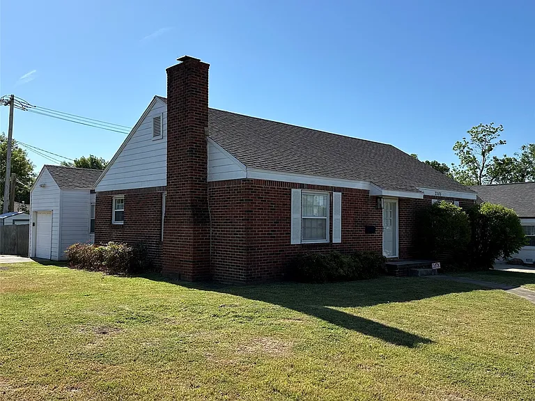 2105 S Florence Ave — Photo 2