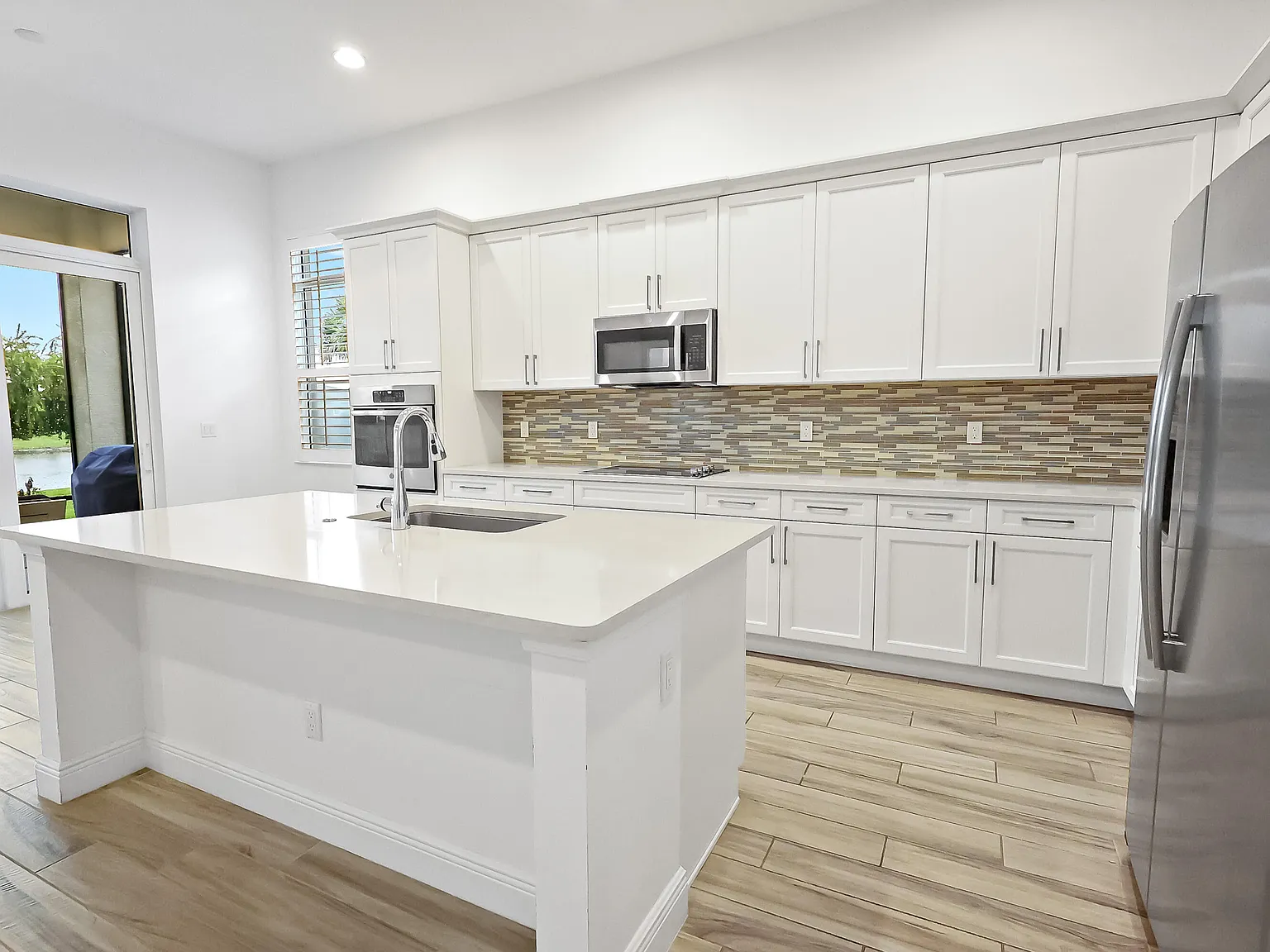 3 bed, 3.0 bath, 2222 sqft, $2,950 — Photo 3