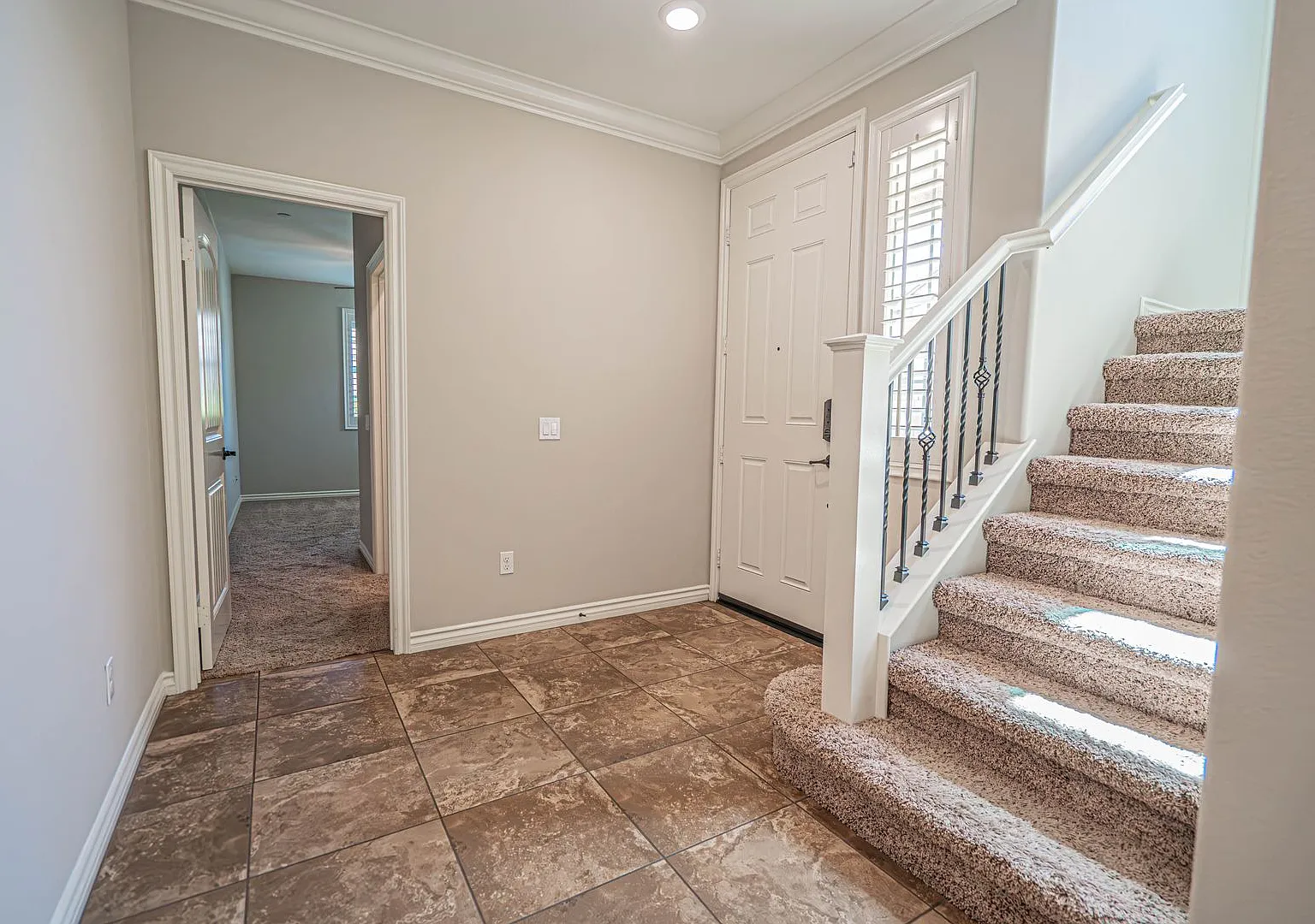 Stunning 4-Bedroom Home with Solar, EV Charger, and a Loft in Valencia — Photo 4
