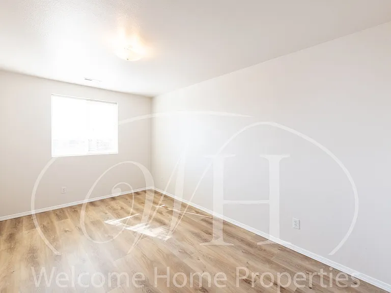 23 NW Earl Ln — Photo 12