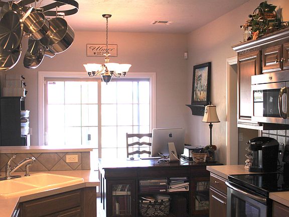 Open Kitchen w/Breakfast area