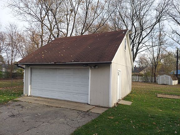 3rd image of 2665 Chrysler Ave