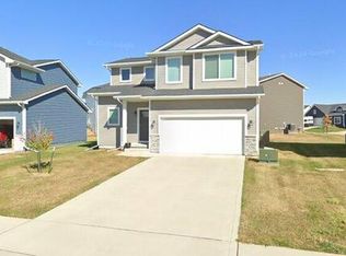 16609 Oakwood Dr, Urbandale, IA 50323
