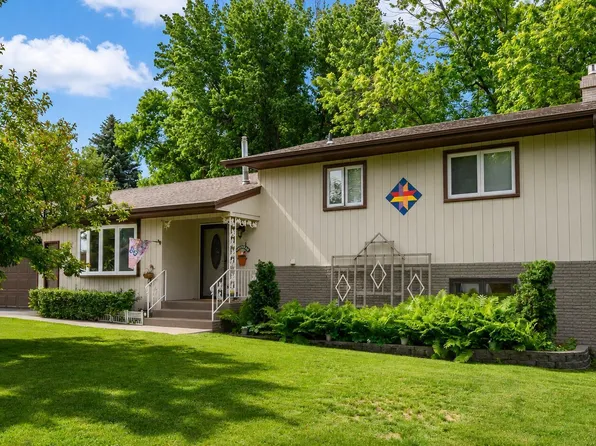 2009 Grimsrud Dr, Bismarck, ND 58501