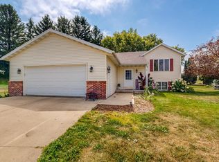 725 7th St NW, Plainview, MN 55964
