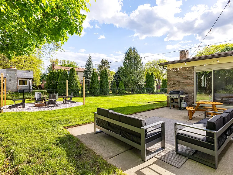 2140 Adrienne Dr — Photo 40