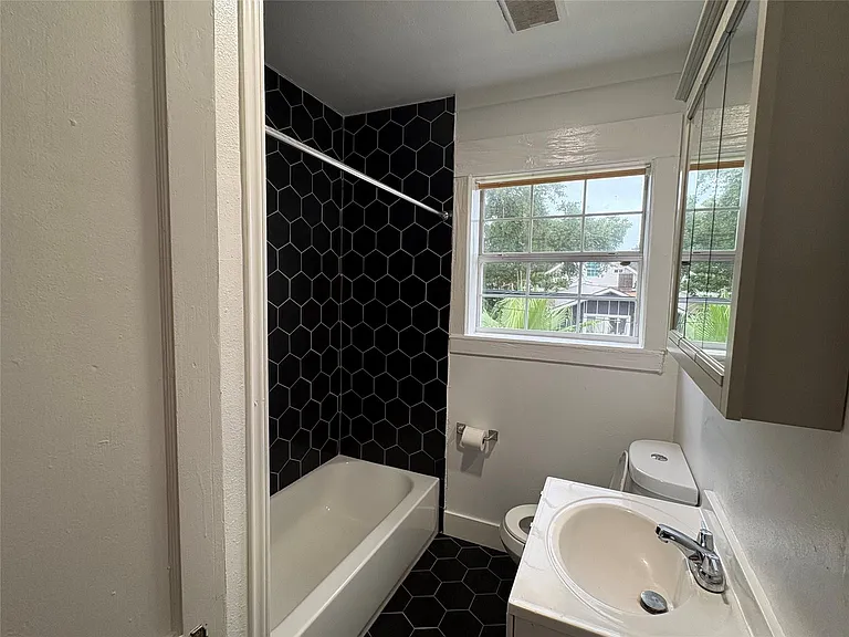 4817 Avenue Q 1/2 — Photo 6