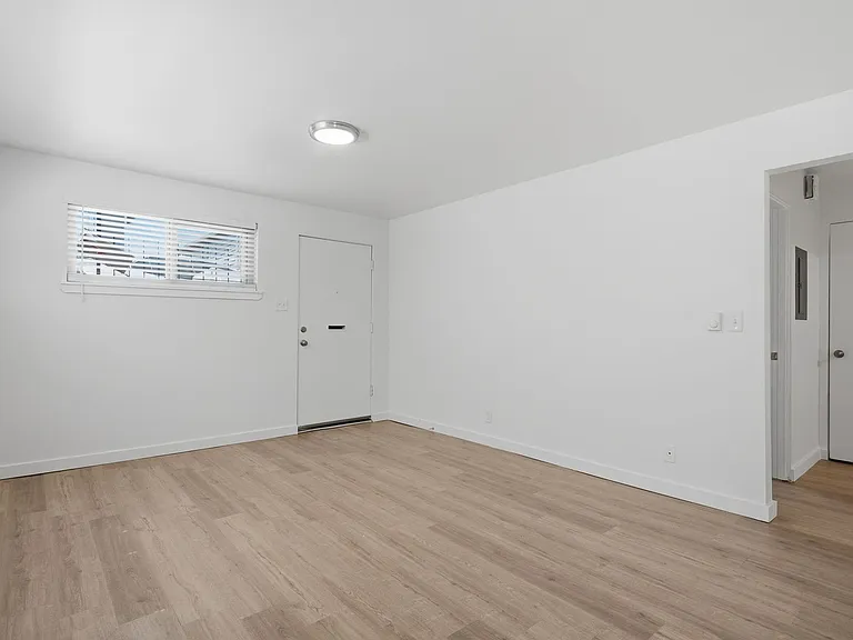 Loyal Heights Apartments — Photo 12