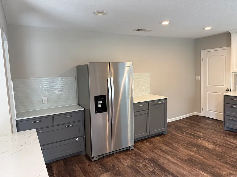 1003 W 3rd St — Photo 15