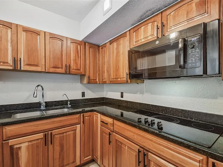 100 Oakmont Ln #106 — Photo 22