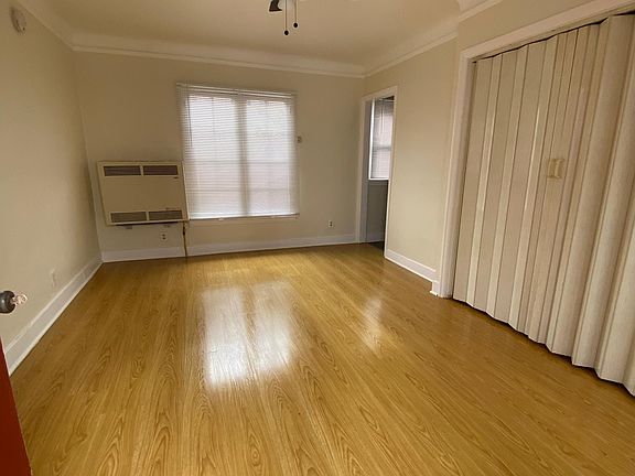 2nd image of 946 1/2 Wilcox Ave #1/2