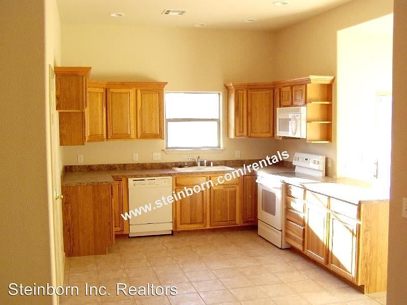 2nd image of 2352 Santo Domingo Ave #3
