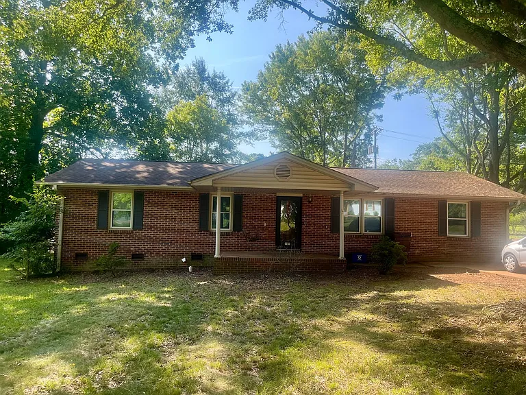 105 Laurel Dr — Photo 1