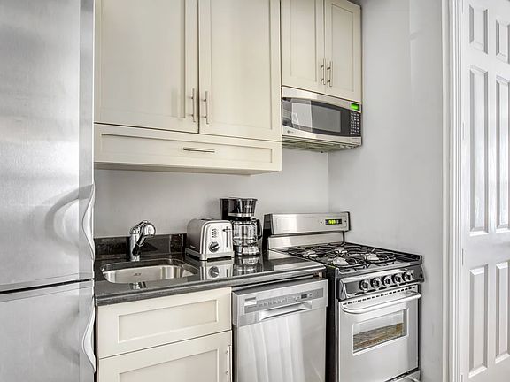 4th image of 202 E 13th St #H3