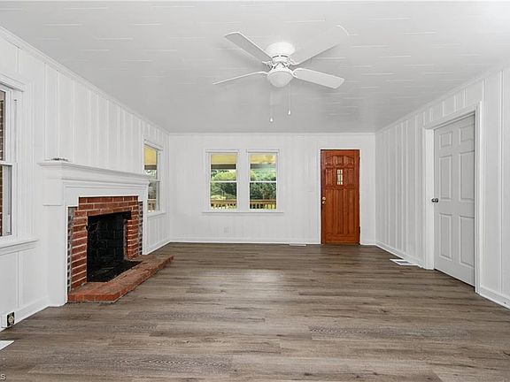 4th image of 2429 Smithtown Rd