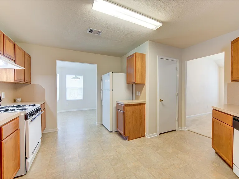 3639 Barkers Crossing Ave — Photo 9