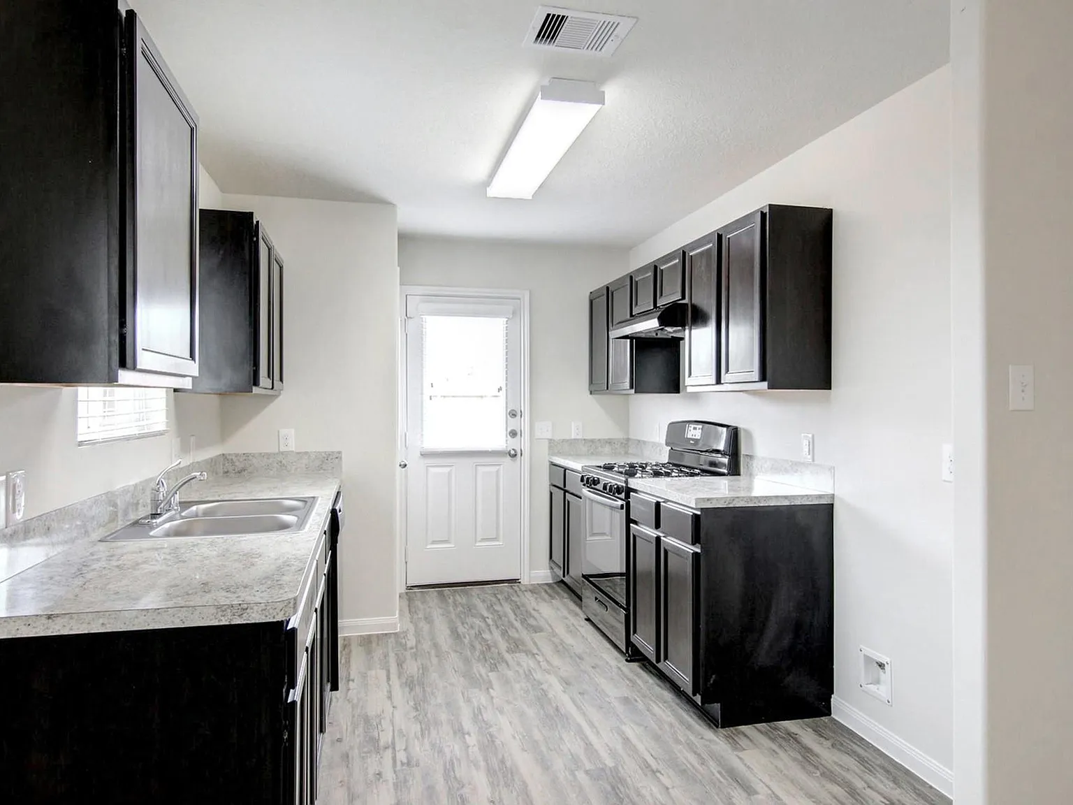 4 bed, 2.0 bath, 1589 sqft, $2,010 — Photo 3