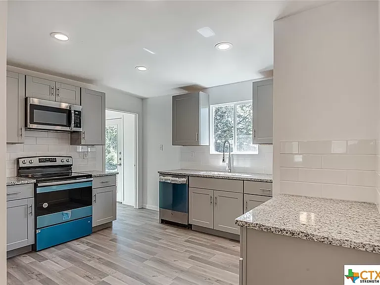 1668 Lakeview Dr — Photo 4
