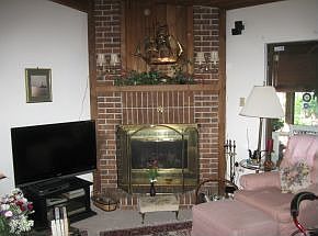 5th image of 582 Empire Ave NE