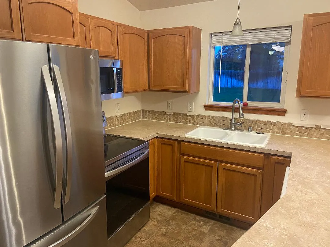 4 bed, 1700 sqft, $2,400 — Photo 3