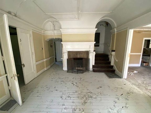 12th image of 301 Grove St