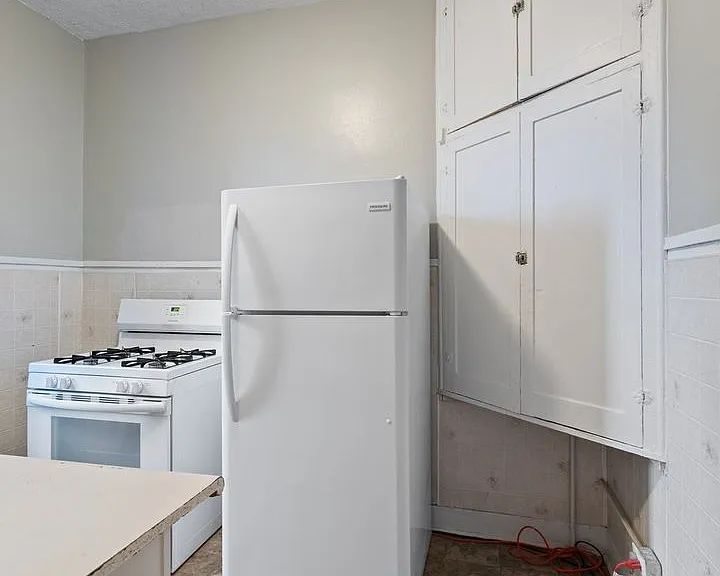 Essex Apartments — Photo 31