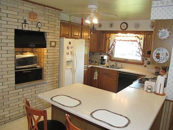 Bright kitchen w/brick nook!