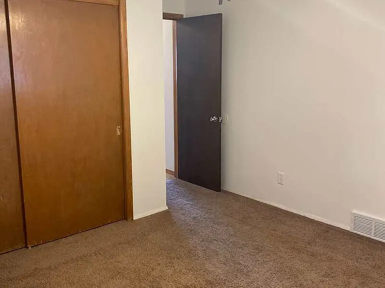 917-919 Meadowview Dr — Photo 14