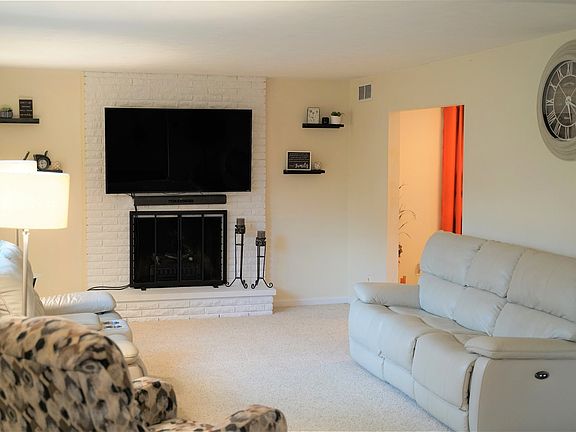3rd image of 52981 Camellia Dr