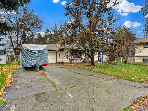 3rd image of 405 E Buttercup Ln