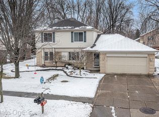 6896 Emerald Shores Dr, Troy, MI