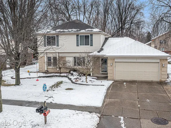 6896 Emerald Shores Dr, Troy, MI 48085