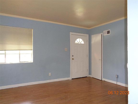 2nd image of 1911 Mora Ln