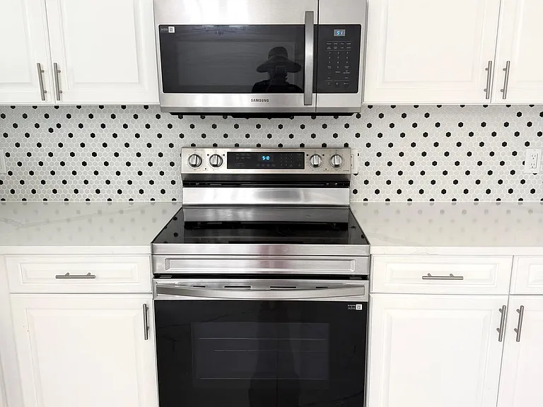 699 NW Riverside Dr — Photo 10
