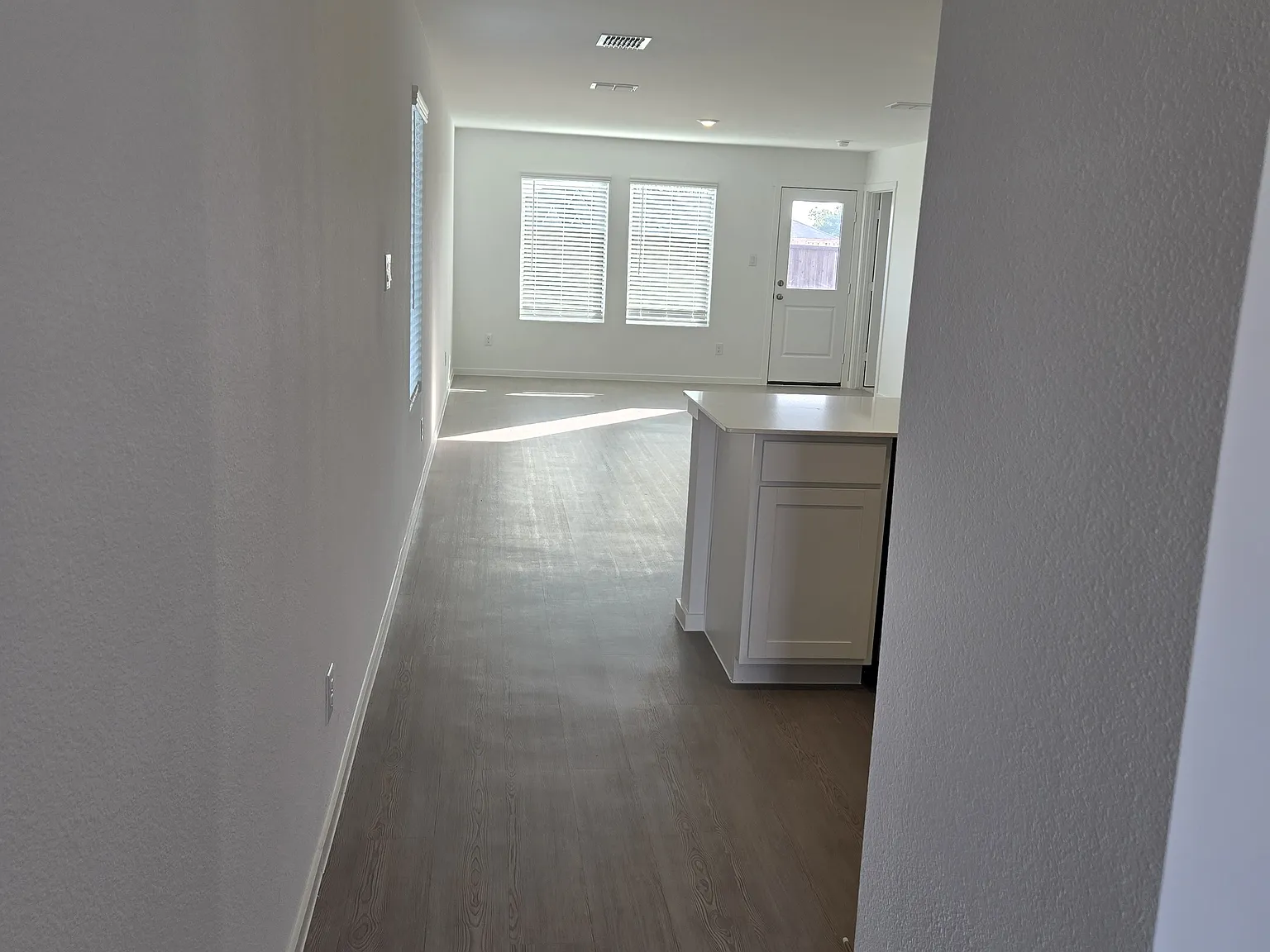 3 bed, 1402 sqft, $1,950 — Photo 3