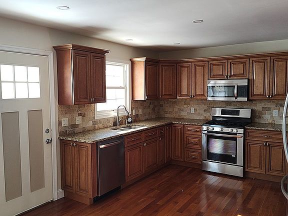 5th image of 3209 E Chestnut Ave
