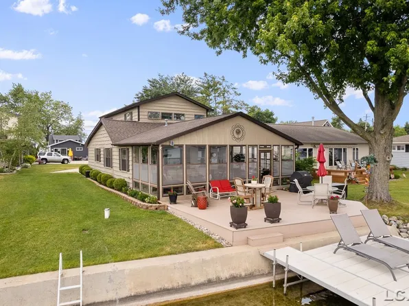 2200 Round Lake Hwy, Manitou Beach, MI 49253