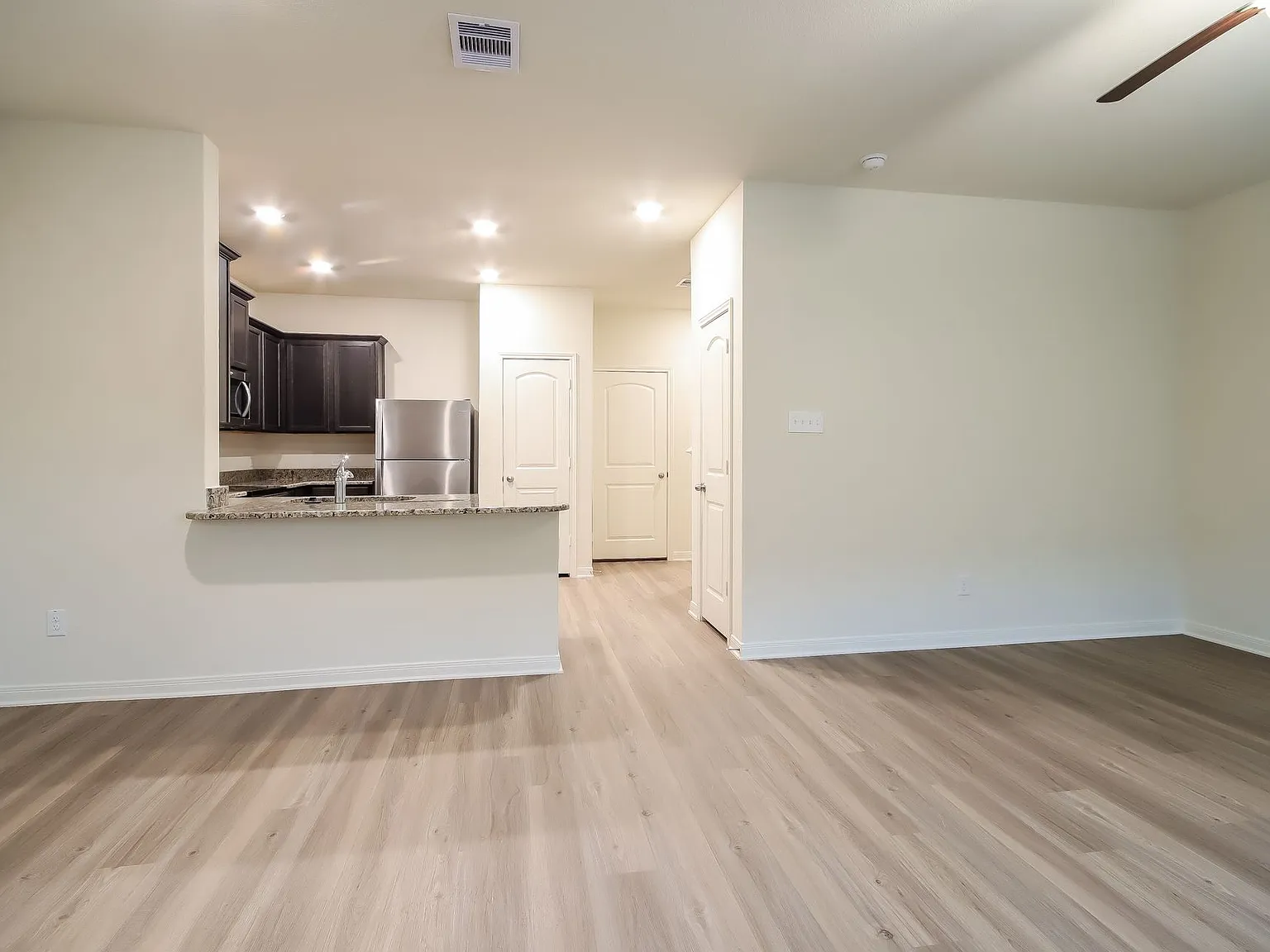 3 bed, 2.5 bath, 1727 sqft, $1,785 — Photo 3