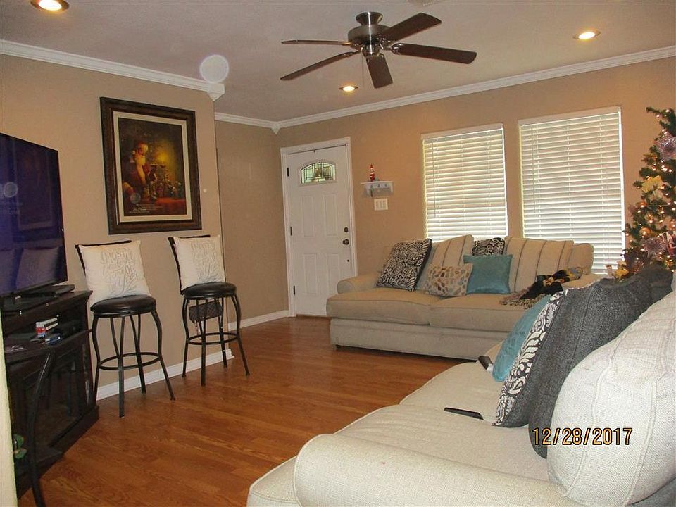 1st image of 405 Jasmine St