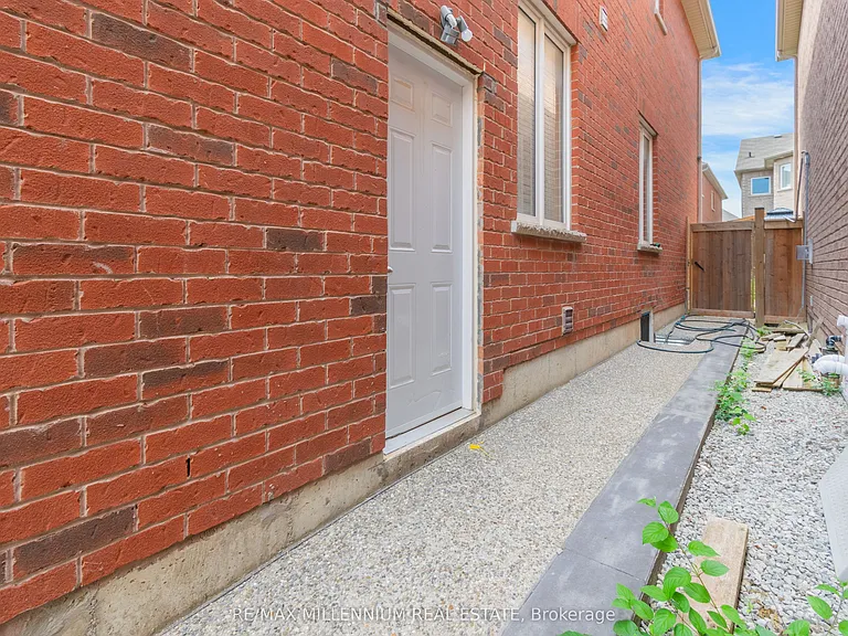 481 Bessborough Dr — Photo 5