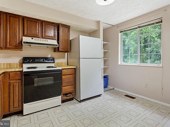 3rd image of 2111 Preston Square Ct