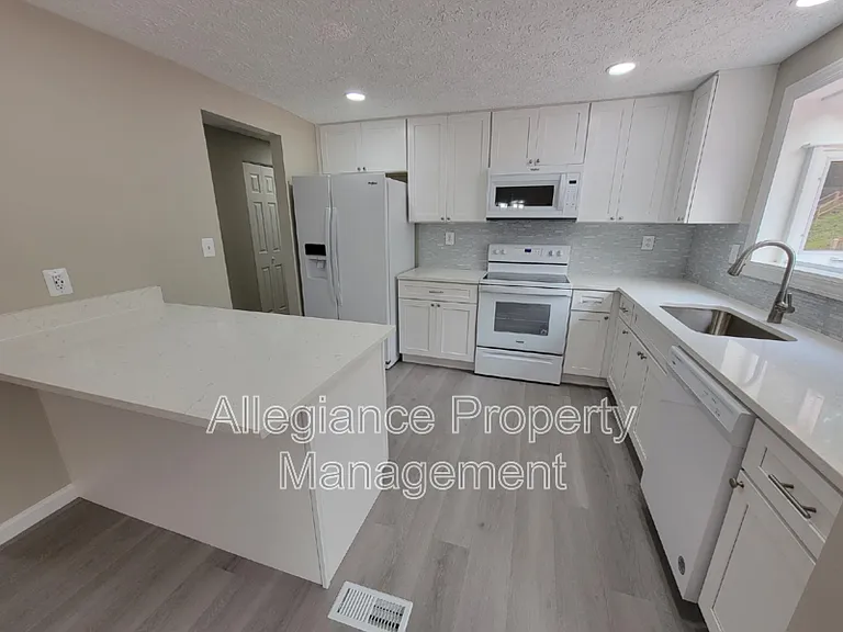 7598 Springfield Hills Dr — Photo 7