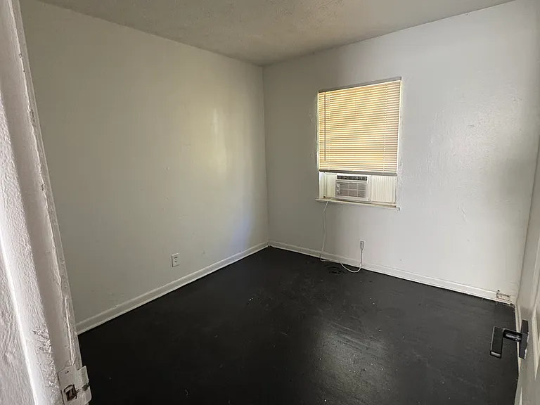 1131 Phelps St — Photo 9