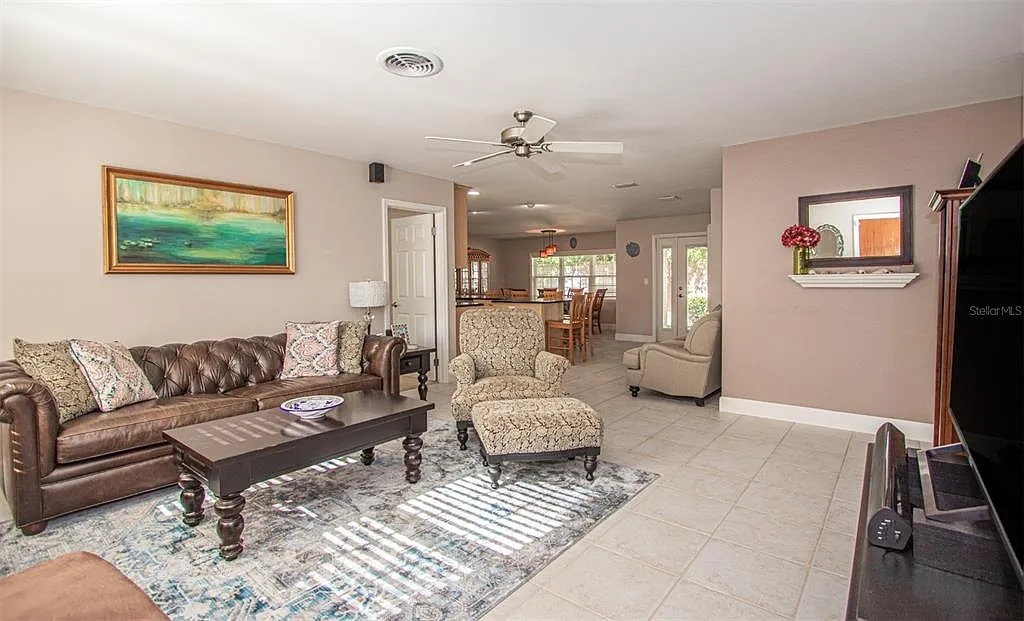4 bed, 2.0 bath, 1645 sqft, $3,895 — Photo 2