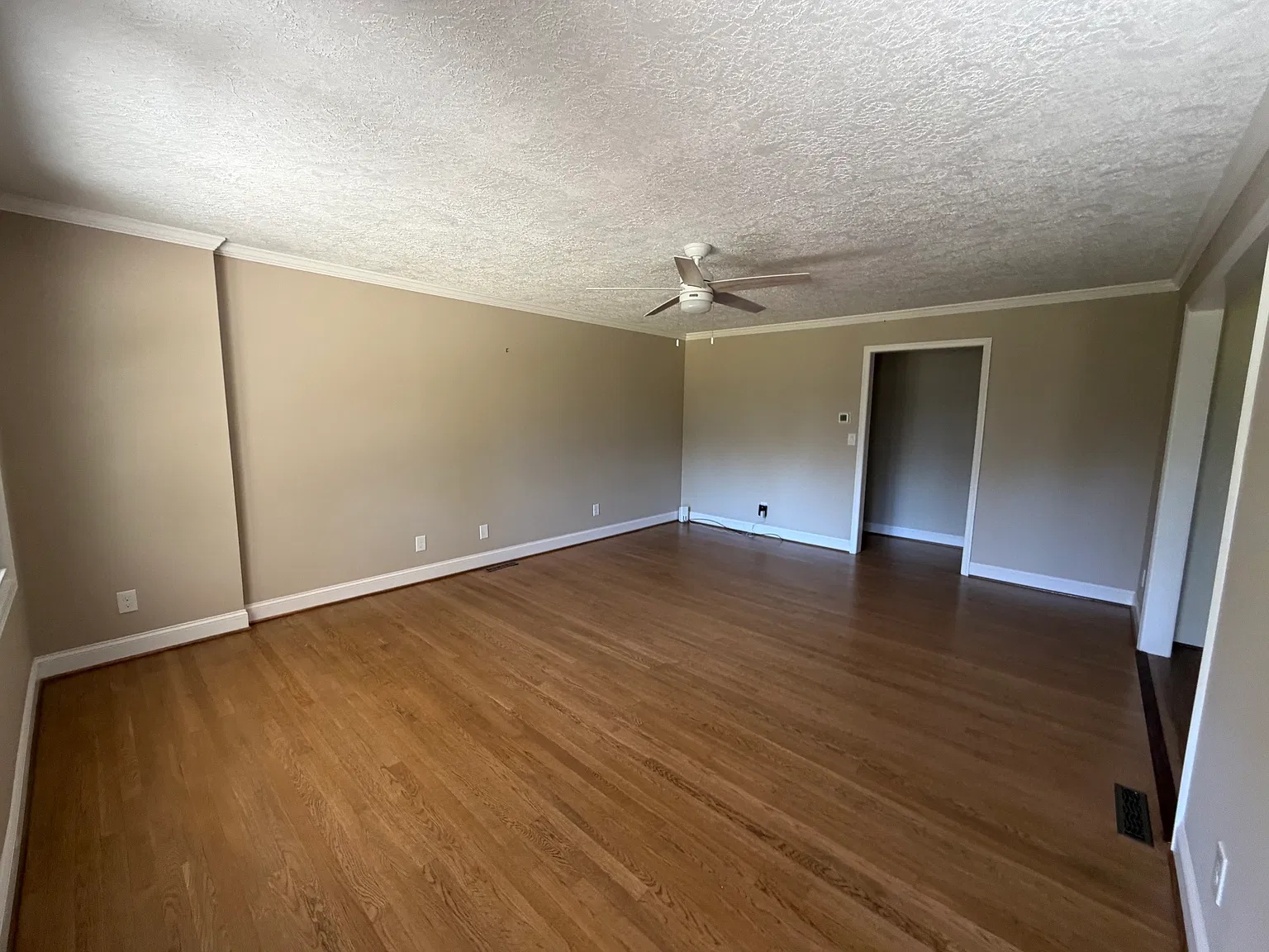 4 bed, 1958 sqft, $2,850 — Photo 3