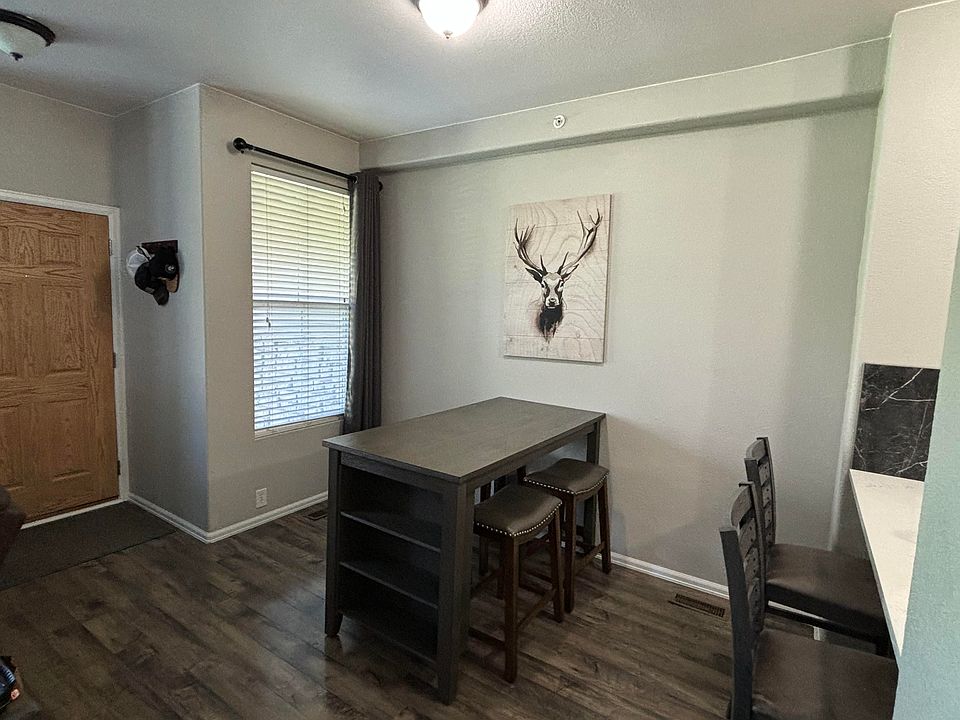 Dining area w/ bar seating