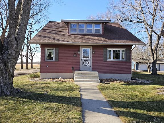 3rd image of 411 Okoboji Ave