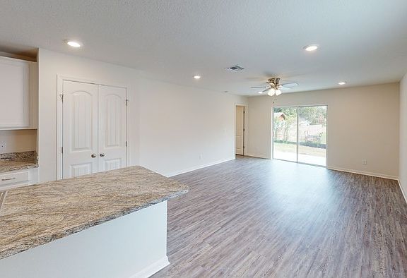 3rd image of 409 Hunt Blvd