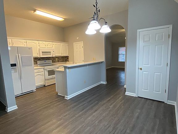 5th image of 3875 Woodcrest Dr