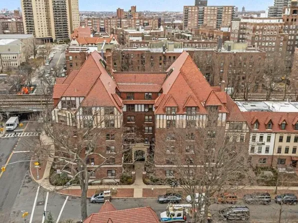 150 Burns Street image 1 of 2